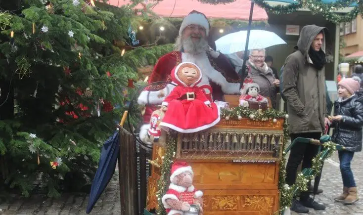 Santa Claus Christmas market piete de Craciun
