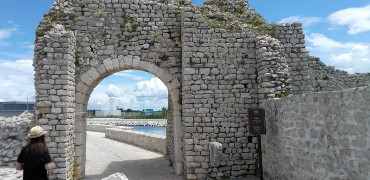 Poarta dinsre orasul vechi Nin spre fabrica de sare, Croatia